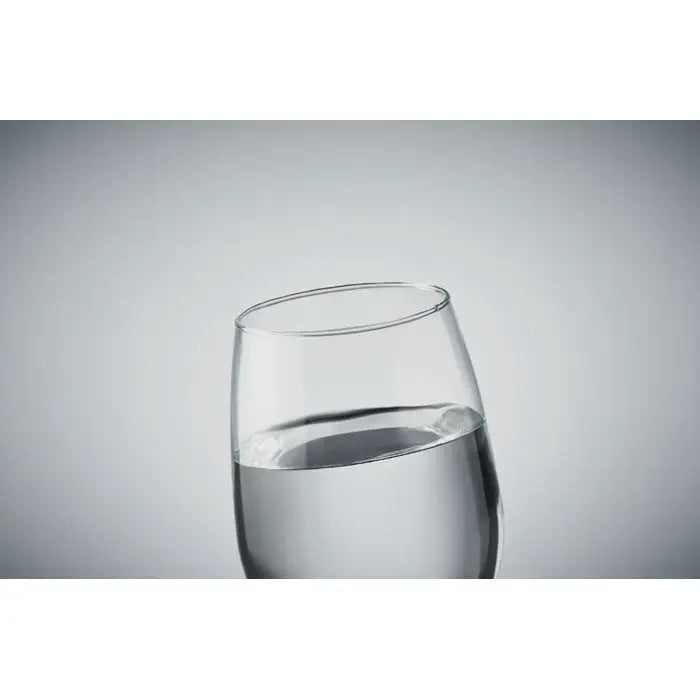 Pahar de vin transparent din sticla reciclata 420 ml umplut cu apa