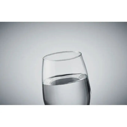 Pahar de vin transparent din sticla reciclata 420 ml umplut cu apa