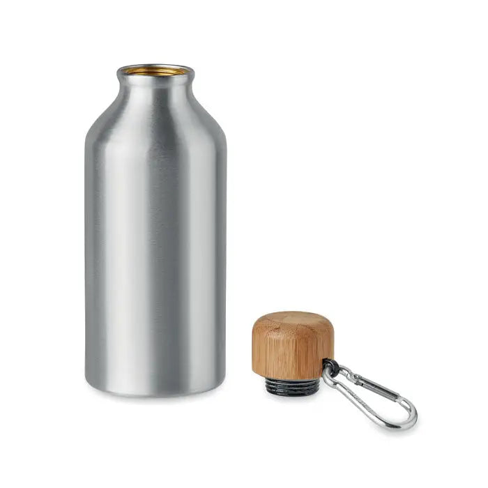 Sticlă reutilizabilă argintie din aluminiu cu capac din bambus și carabinieră metalică 400ml personalizabilă