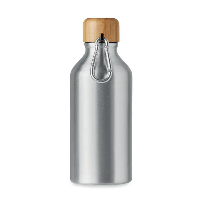 Sticlă reutilizabilă argintie din aluminiu cu capac din bambus natural și carabinier metalic 400ml personalizabilă