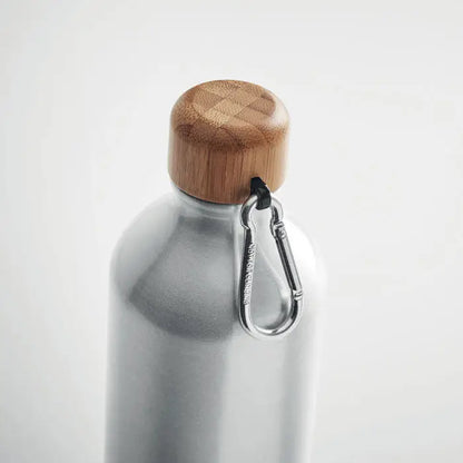 Sticla reutilizabila argintie din aluminiu cu capac din bambus si carabiniera argintie model patrat 800ml personalizabilă