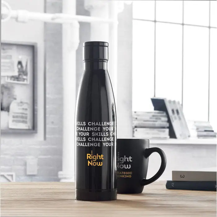 Sticlă termometru 500ml neagră din oțel inoxidabil cu text folie aurie right now și frază repetitivă deasupra