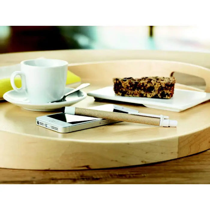 Iphone 4s argintiu pe tava de lemn in contextul produsului stilou din carton reciclat