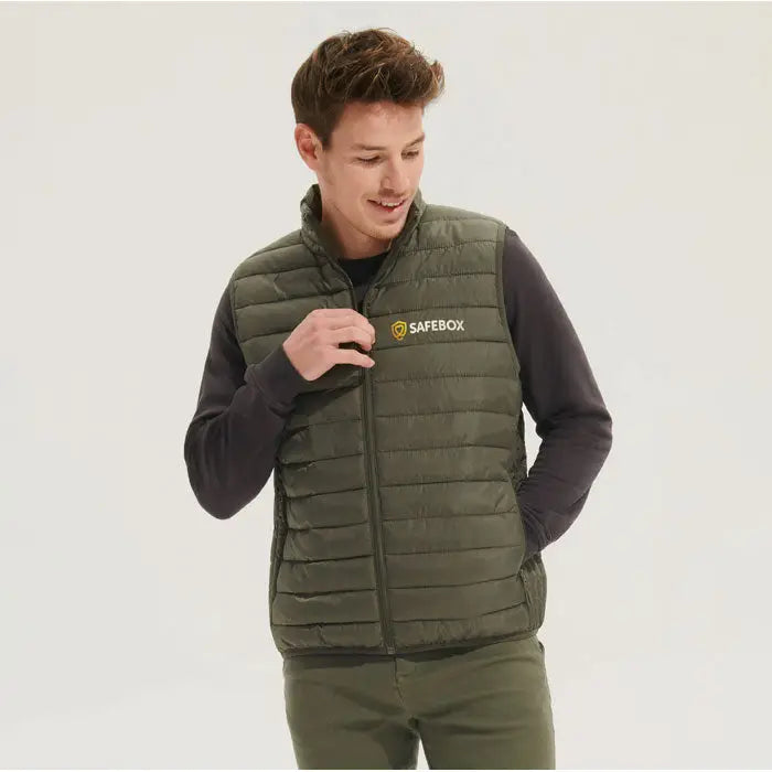 Vesta matlasata olive green pentru barbati cu fermoar frontal si logo safebox pe piept stream men bodywarmer