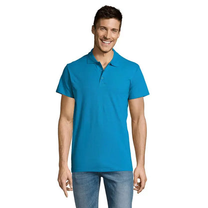 Un bărbat poartă un polo de vară pentru bărbați albastru vibrant cu mânecă scurtă din material de 170g