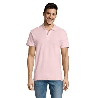 Un bărbat poartă un polo roz pal cu mâneci scurte și guler clasic din colecția summer II men polo 170g