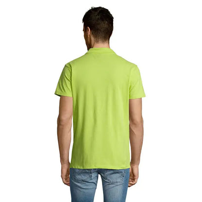 Bărbat purtând un polo de bărbați summer ii de 170g verde lime cu mânecă scurtă și guler clasic