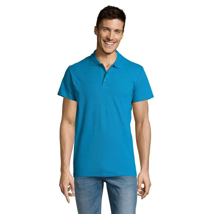 Bărbat purtând un polo de vară albastru vibrant maneci scurte 170g material bumbac clasic pentru bărbați