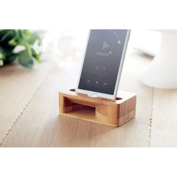 Suport-amplificator pentru telefon din bambus deschis la culoare cu design minimalist tine un iphone