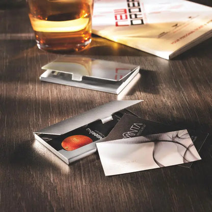 Suport card de vizita argintiu metalic cu design minimalist si finisaj subtil periat