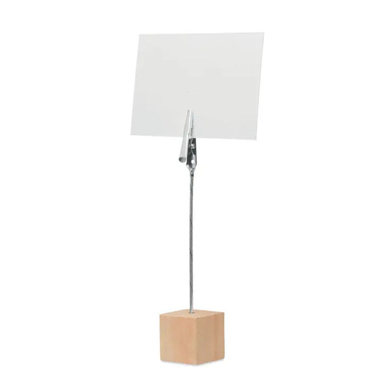 Suport clip din lemn de pin minimalist cu baza naturala din lemn, stativ metalic subtire si clema argintie ce tine un card alb