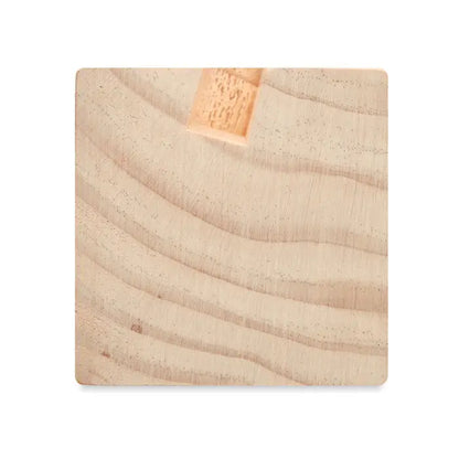 Suport de birou din lemn deschis la culoare cu model natural si piesa mica de pluta incorporata pentru kit de seminte