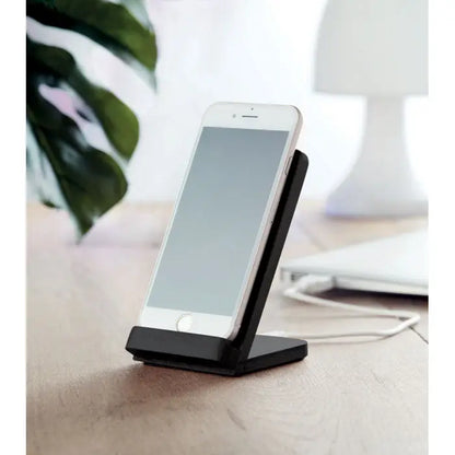 Suport de incarcare fara fir din bambus 5w cu suport telefon din plastic negru sustinand un smartphone alb