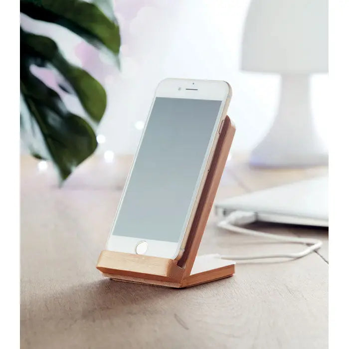 Suport de incarcare fara fir din bambus 5w in nuanta maro deschis cu design minimalist care sustine un iphone