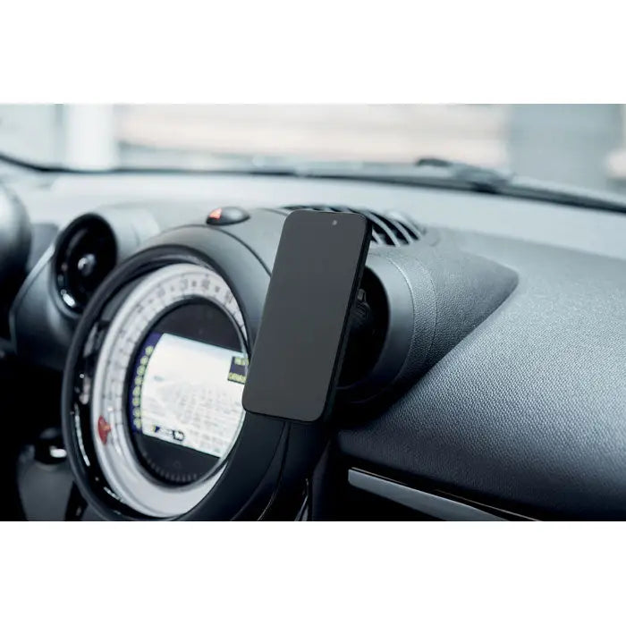 Suport magnetic pentru telefon negru montat pe un suport minimalist pentru bord auto