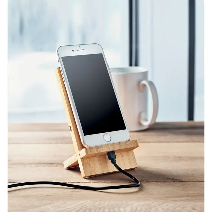 Suport pentru incarcator wireless 10W din bambus cu iphone alb incarcand pe un suport minimalist