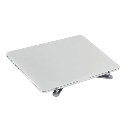 Suport pentru laptop pliabil argintiu cu picioare metalice reglabile și minimalist susținând un laptop închis argintiu