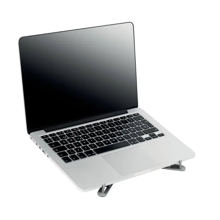 Suport pentru laptop pliabil argintiu din aluminiu sprijinind un macbook argintiu cu tastatura si trackpad negre