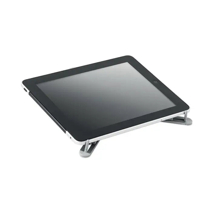Suport pentru laptop pliabil din metal argintiu cu picioare reglabile ținând un ipad cu rama neagră