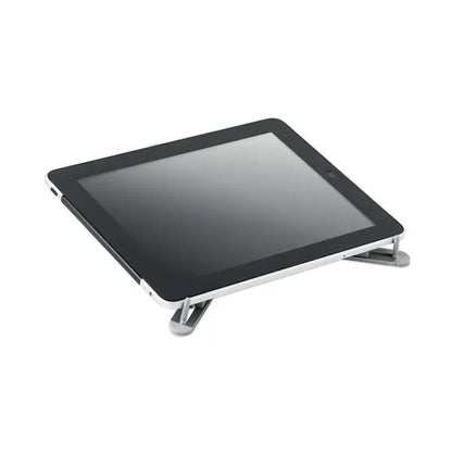 Suport pentru laptop pliabil din metal argintiu cu picioare reglabile ținând un ipad cu rama neagră