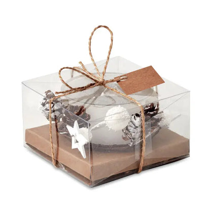 Suport pentru lumanari de craciun cu lumanare alba in cutie transparenta decorata cu sfoara rustica si con de brad