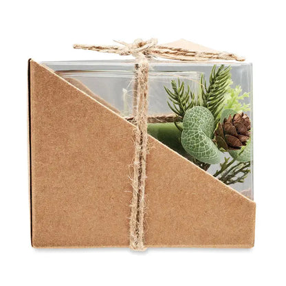 Suport pentru lumanari de Craciun din sticla clara cu ambalaj kraft maro si verdeata decorativa cu ace de pin si con