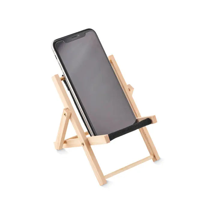Suport pentru telefon in forma de sezlong din lemn deschis la culoare cu bretea din material negru