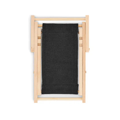 Suport pentru telefon in forma de sezlong din tesatura neagra tesuta suspendat intre cadre din lemn deschis la culoare