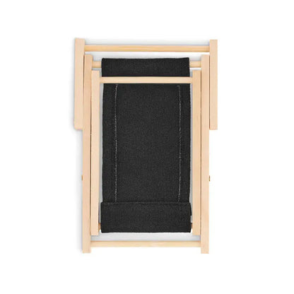 Suport pentru telefon in forma de sezlong cu cadru din lemn deschis si panza neagra minimalista