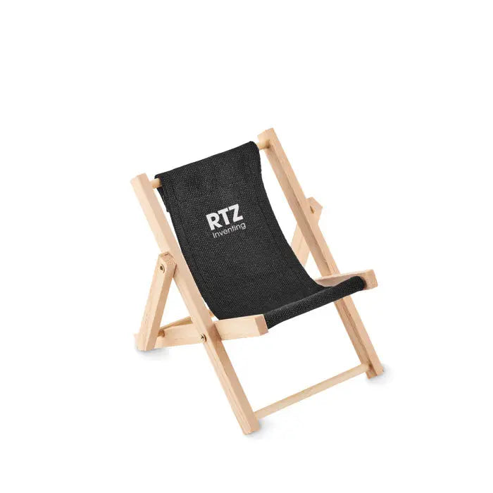 Suport pentru telefon in forma de sezlong din lemn deschis si pânză neagră cu logo rtz inventing