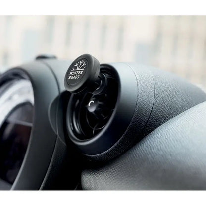 Suport pentru telefon cu capac circular negru pentru ventilatie auto cu logo winter roads si model cu copac