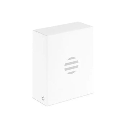 Suport pentru telefon alb dreptunghiular cu logo circular cu dungi orizontale si emblemă argintie mica