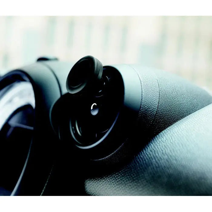 Suport pentru telefon cu lentila de camera neagra montata pe bordul masinii pentru inregistrari auto