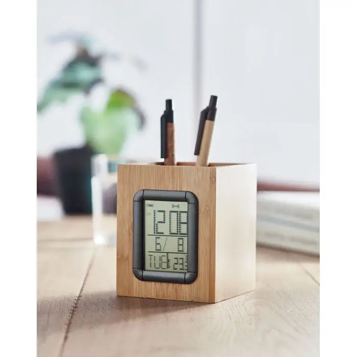 Suport stilou din bambus cu ceas lcd digital afisand ora data si temperatura pe organizator de birou cub din bambus