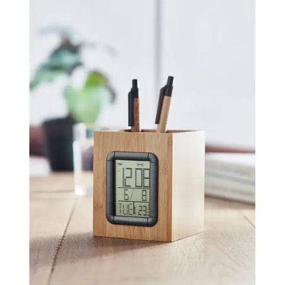 Suport stilou din bambus cu ceas lcd digital afisand ora data si temperatura pe organizator de birou cub din bambus
