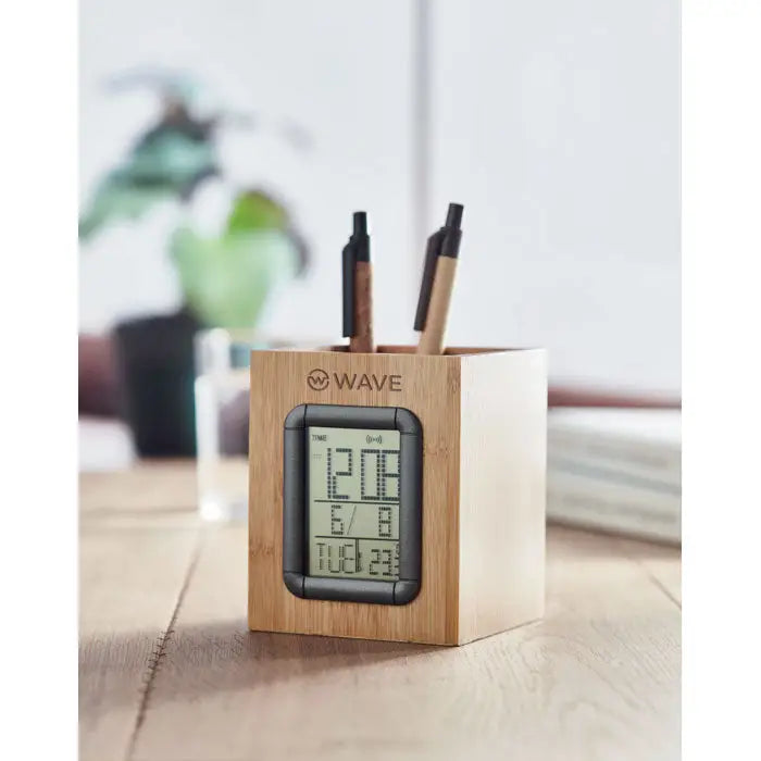 Suport stilou din bambus cu ceas lcd digital pe birou afisand ora data si temperatura