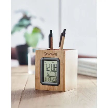 Suport stilou din bambus cu ceas lcd digital pe birou afisand ora data si temperatura
