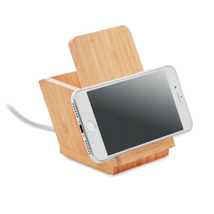 Suport stilou incarcator wireless 5W din bambus maro deschis cu design minimalist sustine un telefon alb
