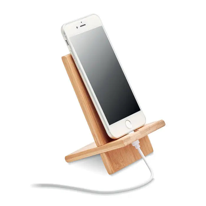 Suport pentru telefon din bambus minimalist alb tinand un iphone alb cu cablu de incarcare conectat