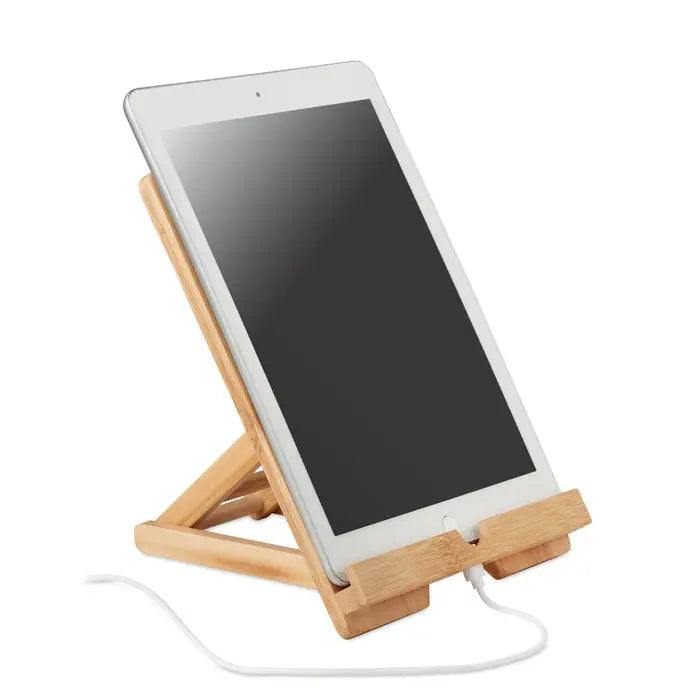 Suport tableta din bambus deschis la culoare tinand un ipad alb pentru utilizare pe birou