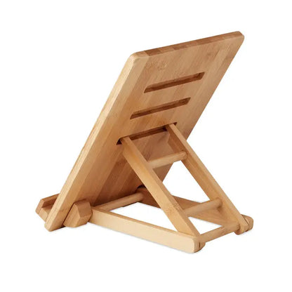 Suport tableta din bambus maro deschis cu design ajustabil inclinat si trei sloturi orizontale pe spate