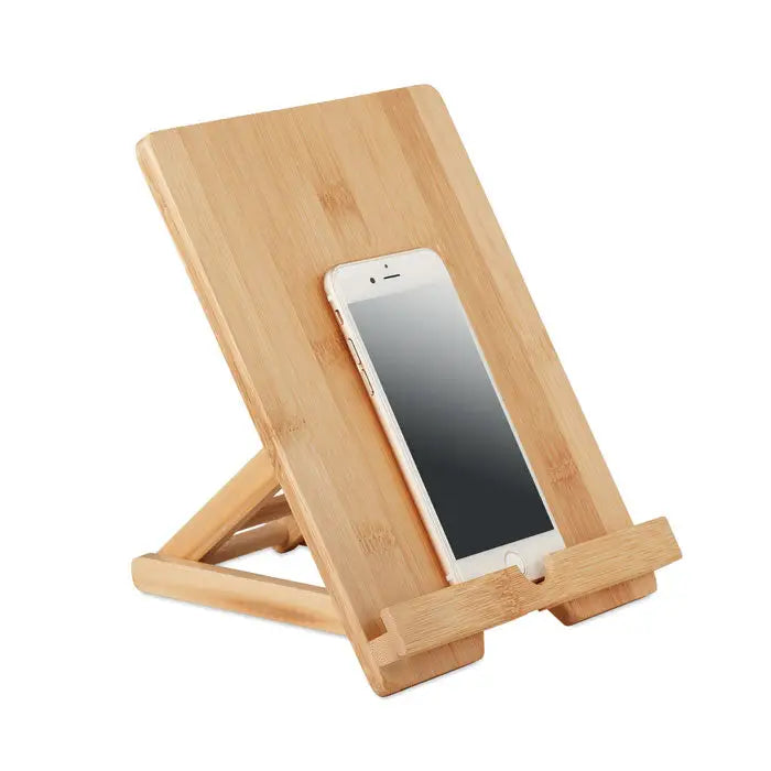 Suport tableta din bambus deschis la culoare cu suprafata inclinata si picioare reglabile tinand un iphone