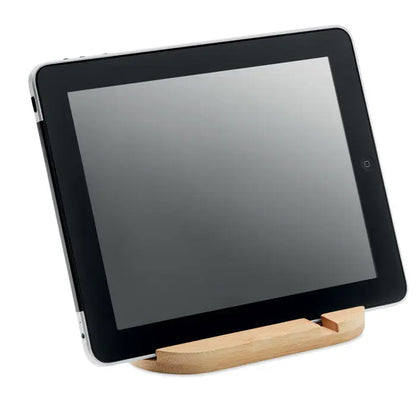 Suport tableta smartphone din bambus deschis la culoare sustinand un ipad negru