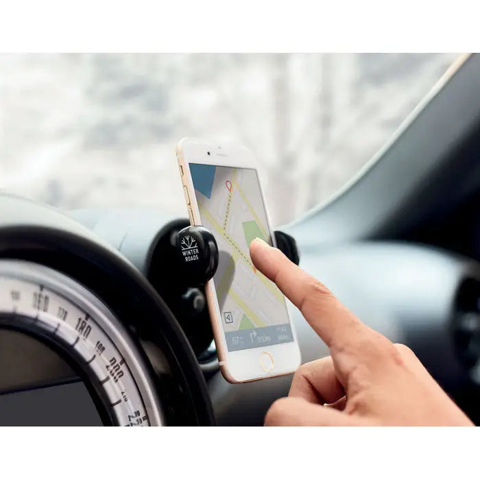 Suport telefon masina negru circular cu logo winter rains tinand un smartphone auriu