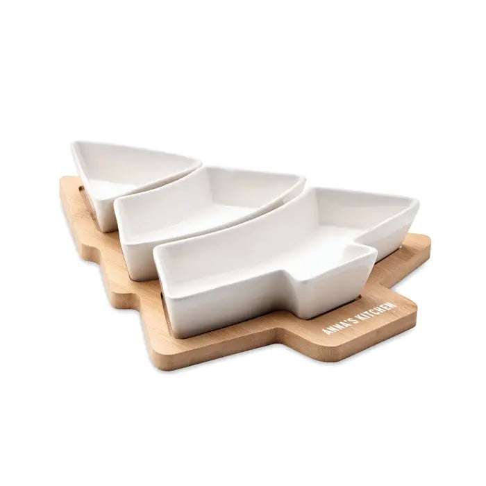 Set de boluri albe din ceramică în formă de pom de Crăciun așezate pe un suport din lemn