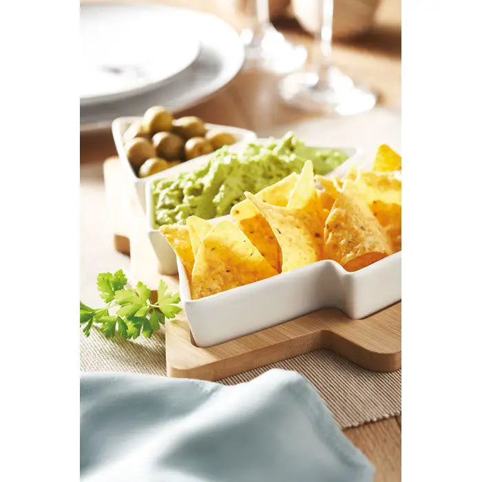 Tava de servire alba din ceramica cu trei compartimente pentru chipsuri, guacamole si masline pentru pomul de Craciun