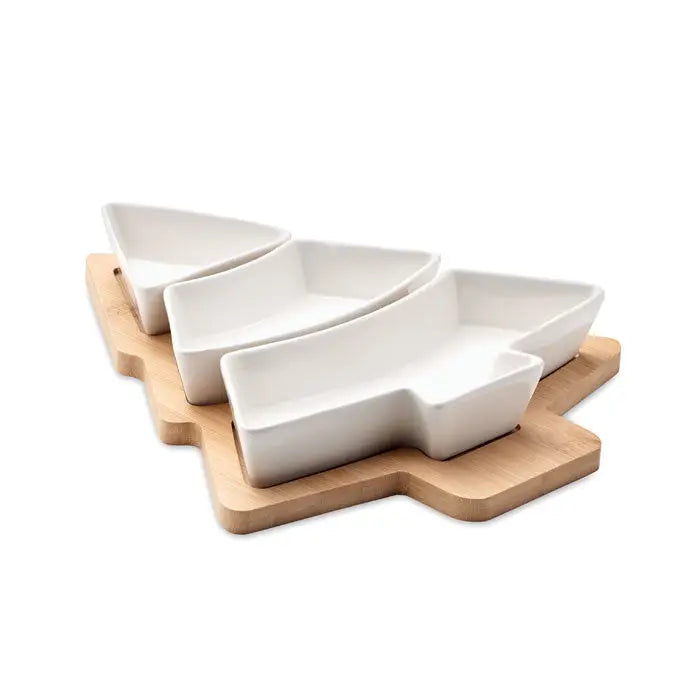 Tava de servire pentru pomul de Craciun din ceramică albă în formă de pom aranjată pe tocător de lemn deschis