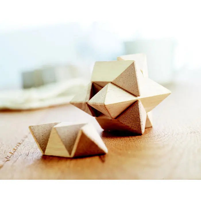 Piese de puzzle geometrice în culori deschise din lemn natural pentru teaser de stea
