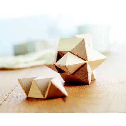 Piese de puzzle geometrice în culori deschise din lemn natural pentru teaser de stea