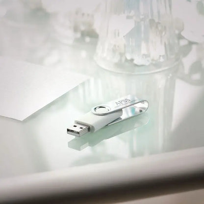 Usb flash drive techmate de 4 gb alb si argintiu cu capac rotativ si numele apss gravat pe suprafata metalica